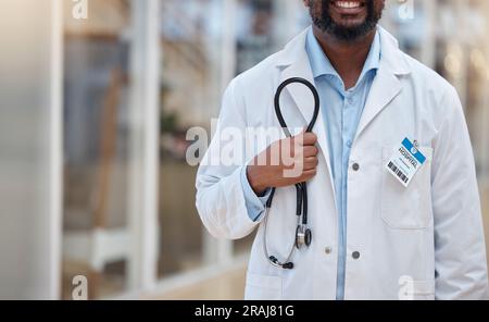 Krankenhaus, Arzt und Hände des schwarzen Mannes mit Stethoskop für Kardiologie, Beratung und medizinischen Dienst. Gesundheitswesen, Klinik und Nahaufnahme der männlichen Gesundheit Stockfoto
