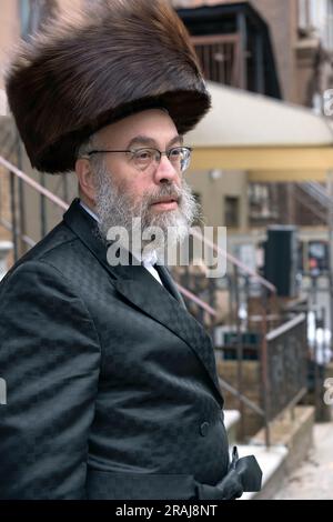 Ein orthodoxer jüdischer Mann, der während des Passover einen Shtreimel-Pelzhut trug. In Williamsburg, Brooklyn, New York. Stockfoto