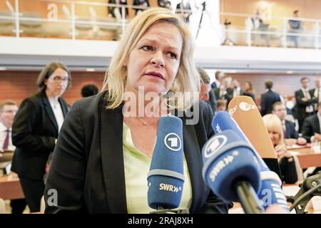 Karlsruhe, Deutschland. 04. Juli 2023. Nancy Faeser (SPD), Bundesministerin des Innern, gibt Interviews im Anhörungssaal. Die mündliche Verhandlung beim Bundesverfassungsgericht befasst sich mit der Frage, ob die NPD von der Finanzierung durch staatliche Parteien ausgeschlossen werden kann. Kredit: Uwe Anspach/dpa/Alamy Live News Stockfoto