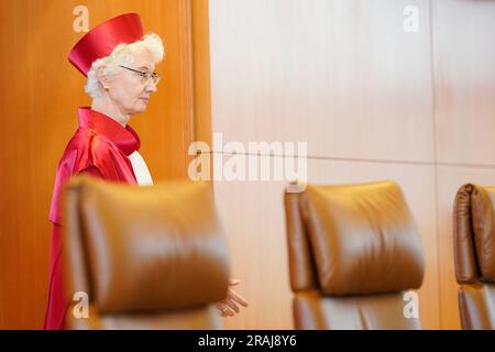 Karlsruhe, Deutschland. 04. Juli 2023. Doris König, Vizepräsidentin und Vorsitzende des Zweiten Senats, betritt den Anhörungssaal. In der mündlichen Verhandlung vor dem Bundesverfassungsgericht wird die Frage untersucht, ob die NPD von der Finanzierung durch die Staatsparteien ausgeschlossen werden kann. Kredit: Uwe Anspach/dpa/Alamy Live News Stockfoto