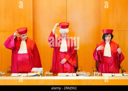 Karlsruhe, Deutschland. 04. Juli 2023. Die Richter des zweiten Senats - Peter Müller (l-r), Doris König, Vizepräsidentin und Vorsitzende des zweiten Senats, und Sibylle Kessal-Wulf - betreten den Anhörungssaal. In der mündlichen Verhandlung vor dem Bundesverfassungsgericht wird die Frage untersucht, ob die NPD von der Finanzierung durch die Staatsparteien ausgeschlossen werden kann. Kredit: Uwe Anspach/dpa/Alamy Live News Stockfoto