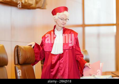 Karlsruhe, Deutschland. 04. Juli 2023. Doris König, Vizepräsidentin und Vorsitzende des Zweiten Senats, betritt den Anhörungssaal. In der mündlichen Verhandlung vor dem Bundesverfassungsgericht wird die Frage untersucht, ob die NPD von der Finanzierung durch die Staatsparteien ausgeschlossen werden kann. Kredit: Uwe Anspach/dpa/Alamy Live News Stockfoto