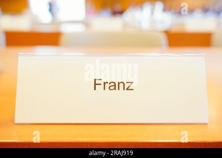 Karlsruhe, Deutschland. 04. Juli 2023. Ein Namensschild mit der Aufschrift „Franz“ steht auf einem Tisch im Hörsaal. In der mündlichen Verhandlung vor dem Bundesverfassungsgericht wird die Frage untersucht, ob die NPD von der Finanzierung durch die Staatsparteien ausgeschlossen werden kann. Kredit: Uwe Anspach/dpa/Alamy Live News Stockfoto