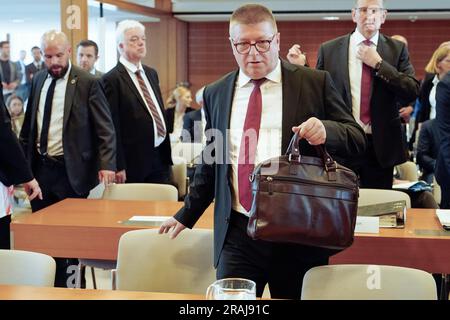 Karlsruhe, Deutschland. 04. Juli 2023. Thomas Haldenwang, Präsident des Bundesamtes zum Schutz der Verfassung, kommt in den Anhörungsraum. In der mündlichen Verhandlung vor dem Bundesverfassungsgericht wird die Frage untersucht, ob die NPD von der Finanzierung durch die Staatsparteien ausgeschlossen werden kann. Kredit: Uwe Anspach/dpa/Alamy Live News Stockfoto