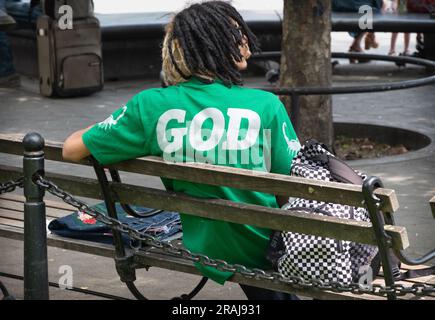 Ein junger Mann, der zu denken scheint, er sei Gott. In einem Park in Greenwich Village, Manhattan. Stockfoto