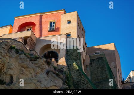 Blick auf Rione Terra, Pozzuoli, Neapel, Italien. Ein wunderschöner Ort mit Blick auf das Meer, jetzt unbewohnt, aber im Umbau Stockfoto