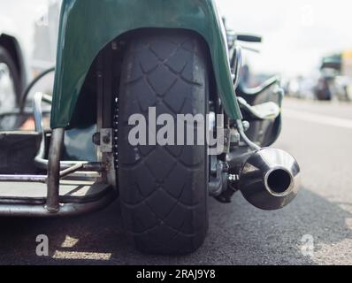 Nahaufnahme eines Rads an einem Motorrad, Rückansicht des Hinterrads. Hochwertiges Foto Stockfoto