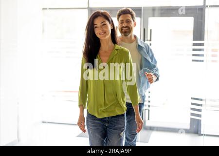 Ein junges Paar, das zusammen in die Klinik kommt Stockfoto