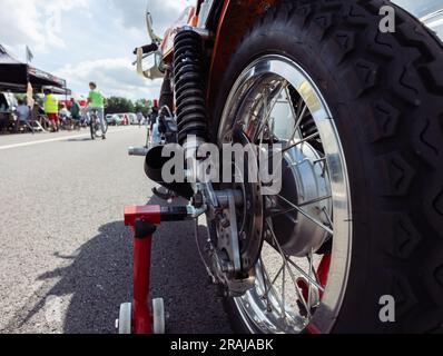 Nahaufnahme eines Rads an einem Motorrad, Rückansicht des Hinterrads. Hochwertiges Foto Stockfoto