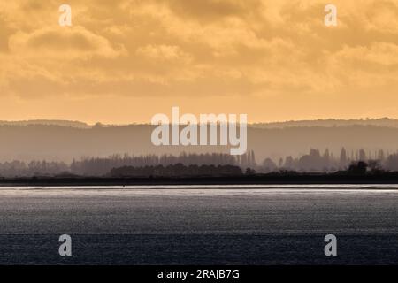 Ein Foto mit Blick über Pegwell Bay in Richtung Sandwich in der Dämmerung Stockfoto