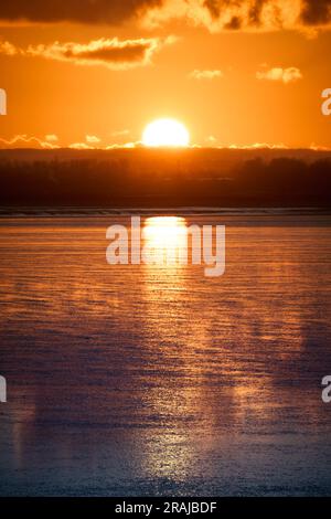 Ein vertikales Foto eines Sonnenuntergangs in Pegwell Bay, Thanet, Kent Stockfoto