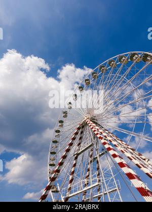 Das Riesenrad in Frankreich in Honfleur, das sich von unten bis zum blauen Himmel erstreckt. Auf der linken Seite befindet sich ein Platz für die Inschrift. Hoch Stockfoto