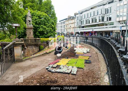 Gärtner, die eine Blumenausstellung in East Princes Street Gardens, Edinburgh, Schottland, Großbritannien, ausstellen. Stockfoto