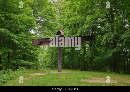 Eine rostige Säulenskulptur namens Mahatma, von Mark di Suvero. Im Storm King Sculpture and Art Center in New Windsor, New York, USA. Stockfoto