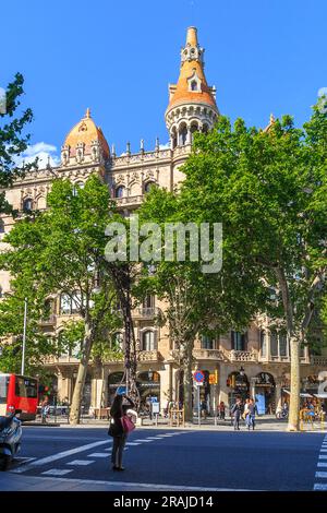 BARCELONA, SPANIEN - 12. MAI 2017: Dies ist eines der bemerkenswerten Beispiele für Modernismus, bekannt als Casa Rocamora. Stockfoto