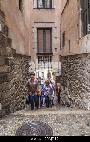 GIRONA, SPANIEN - 14. MAI 2017: Dies sind nicht identifizierte Personen auf einer der Treppen des mittelalterlichen jüdischen Viertels der Stadt. Stockfoto