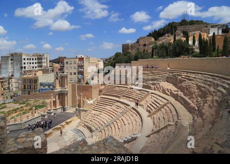 CARTAGENA, SPANIEN - 19. MAI 2017: Dies sind Ruinen des römischen Theaters und des mittelalterlichen Concepcion Castle. Stockfoto