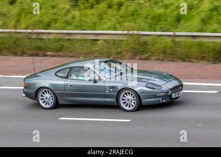 1995 90s Neunziger Aston Martin FH V6 Grey Car Coupe Benzinmotor 3239 cm3; Fahrt mit hoher Geschwindigkeit auf der Autobahn M6 in Greater Manchester, Großbritannien Stockfoto