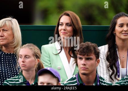 Die Prinzessin von Wales, zusammen mit Deborah Jevans und Laura Robson, beobachtet Katie Boulter in Aktion gegen Daria Saville am zweiten Tag der Wimbledon-Meisterschaft 2023 im All England Lawn Tennis and Croquet Club in Wimbledon. Bilddatum: Dienstag, 4. Juli 2023. Stockfoto