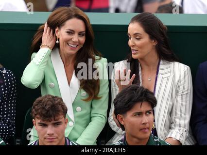 Prinzessin von Wales, zusammen mit Laura Robson, die Katie Boulter in Aktion gegen Daria Saville am zweiten Tag der Wimbledon-Meisterschaft 2023 im All England Lawn Tennis and Croquet Club in Wimbledon beobachtet. Bilddatum: Dienstag, 4. Juli 2023. Stockfoto