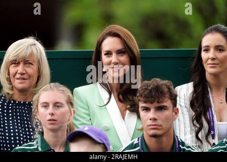 Die Prinzessin von Wales, zusammen mit Deborah Jevans und Laura Robson, beobachtet Katie Boulter in Aktion gegen Daria Saville am zweiten Tag der Wimbledon-Meisterschaft 2023 im All England Lawn Tennis and Croquet Club in Wimbledon. Bilddatum: Dienstag, 4. Juli 2023. Stockfoto