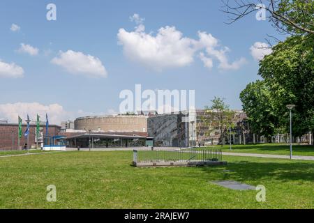 Stadtbild mit westlicher Seite der Konzerthalle Liederhalle auf den Berliner Platinen im Stadtzentrum. Im hellen Frühlingslicht in Stuttgart, Baden Wuttenber Stockfoto