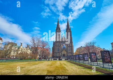 PRAG, TSCHECHIEN - 7. MÄRZ 2022: Der grüne Rasen auf dem Friedensplatz mit der Kirche St. Ludmila im Hintergrund, am 7. März in Prag Stockfoto