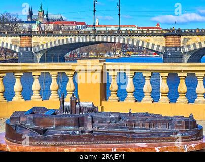 Nahaufnahme des Veitsdoms Modell gegen Legionsbrücke und Silhouette der Kathedrale, Prag, Tschechische Republik Stockfoto