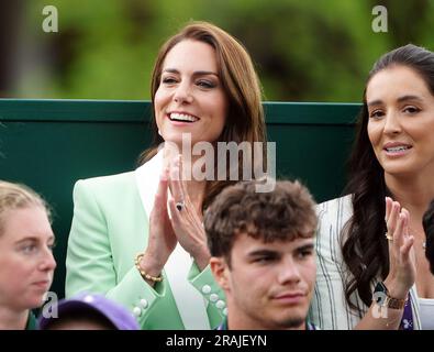 Die Prinzessin von Wales und Laura Robson beobachten Katie Boulter in Aktion gegen Daria Saville am zweiten Tag der Wimbledon Championships 2023 im All England Lawn Tennis and Croquet Club in Wimbledon. Bilddatum: Dienstag, 4. Juli 2023. Stockfoto