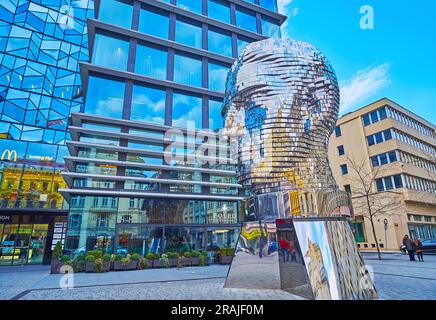 PRAG, TSCHECHIEN - 7. MÄRZ 2022: Die riesige bewegliche Statue von Franz Kafkas Kopf von David Cerny, am 7. März in Prag Stockfoto