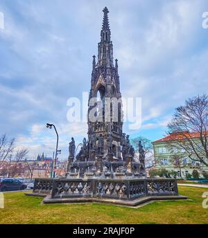 Kunstvoll geformter gotischer Kranner-Brunnen auf dem Rasen des National Awakening Park, Prag, Tschechien Stockfoto