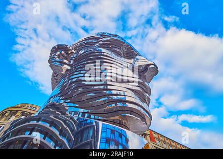 PRAG, TSCHECHIEN - 7. MÄRZ 2022: Die Wurmperspektive der bewegenden Statue von Franz Kafkas Kopf von David Cerny am 7. März in Prag Stockfoto