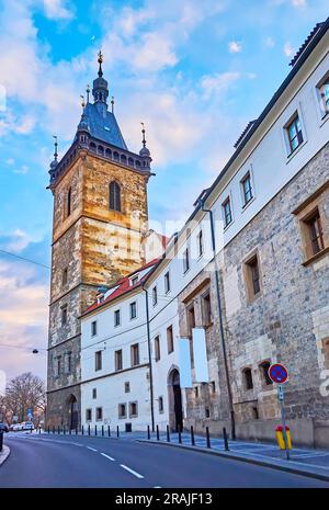 Der mittelalterliche Steinturm des Rathauses Nove Mesto (Neustadt) von der Vodickova-Straße, Prag, Tschechien Stockfoto