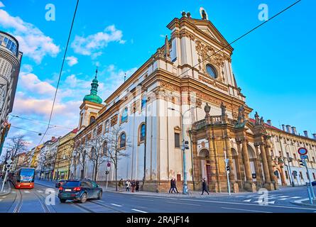 Die reich verzierte Kirche St. Ignatius von Loyola und die moderne Straßenbahn auf der Jecna Straße, Prag, Tschechien Stockfoto