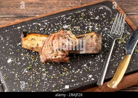 Rinderrippchen-Asado auf einem Steinschneidbrett im Steakhouse Stockfoto