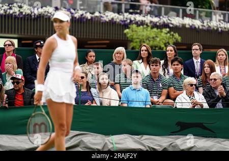 Die Prinzessin von Wales, zusammen mit Deborah Jevans und Laura Robson, beobachtet Katie Boulter in Aktion gegen Daria Saville am zweiten Tag der Wimbledon-Meisterschaft 2023 im All England Lawn Tennis and Croquet Club in Wimbledon. Bilddatum: Dienstag, 4. Juli 2023. Stockfoto