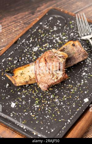 Rinderrippchen-Asado auf einem Steinschneidbrett im Steakhouse Stockfoto