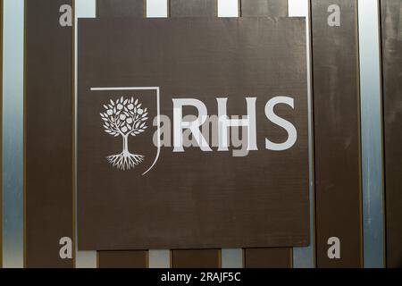 East Molesey, Surrey, Großbritannien. 3. Juli 2023. Ein RHS-Logo beim Hampton Court Palace Garden Festival. Kredit: Maureen McLean/Alamy Live News Stockfoto