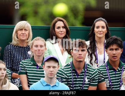 Die Prinzessin von Wales, zusammen mit Deborah Jevans und Laura Robson, beobachtet Katie Boulter in Aktion gegen Daria Saville am zweiten Tag der Wimbledon-Meisterschaft 2023 im All England Lawn Tennis and Croquet Club in Wimbledon. Bilddatum: Dienstag, 4. Juli 2023. Stockfoto