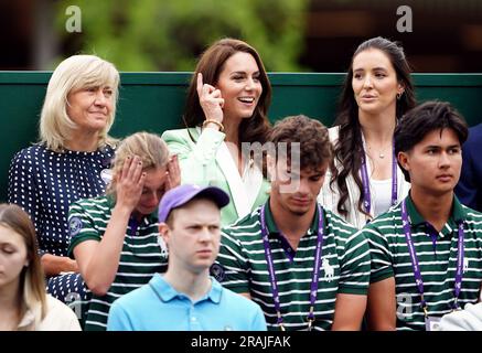 Die Prinzessin von Wales, zusammen mit Deborah Jevans und Laura Robson, beobachtet Katie Boulter in Aktion gegen Daria Saville am zweiten Tag der Wimbledon-Meisterschaft 2023 im All England Lawn Tennis and Croquet Club in Wimbledon. Bilddatum: Dienstag, 4. Juli 2023. Stockfoto