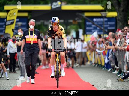 Dax, Frankreich. 04. Juli 2023. Belgischer Wout Van Aert von Jumbo-Visma zu Beginn der vierten Etappe des Radrennens Tour de France, einem 181 km langen 8 km langen Rennen von Dax nach Nogaro, Frankreich, Dienstag, 04. Juli 2023. Die diesjährige Tour de France findet vom 01. Bis 23. Juli 2023 statt. BELGA FOTO JASPER JACOBS Kredit: Belga News Agency/Alamy Live News Stockfoto