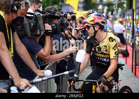 Dax, Frankreich. 04. Juli 2023. Belgischer Wout Van Aert von Jumbo-Visma zu Beginn der vierten Etappe des Radrennens Tour de France, einem 181 km langen 8 km langen Rennen von Dax nach Nogaro, Frankreich, Dienstag, 04. Juli 2023. Die diesjährige Tour de France findet vom 01. Bis 23. Juli 2023 statt. BELGA FOTO JASPER JACOBS Kredit: Belga News Agency/Alamy Live News Stockfoto