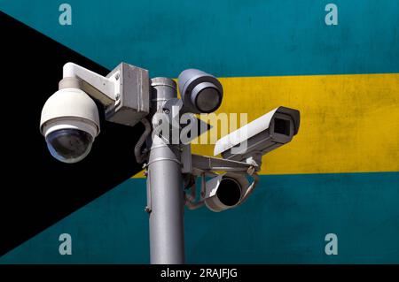 Kamera mit geschlossenem Stromkreis Multi-Winkel-CCTV-System vor dem Hintergrund der Nationalflagge von Bahamas. Stockfoto