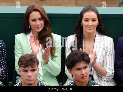 Prinzessin von Wales, zusammen mit Laura Robson, die Katie Boulter in Aktion gegen Daria Saville am zweiten Tag der Wimbledon-Meisterschaft 2023 im All England Lawn Tennis and Croquet Club in Wimbledon beobachtet. Bilddatum: Dienstag, 4. Juli 2023. Stockfoto