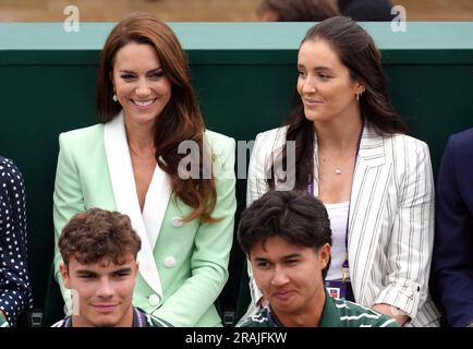 Prinzessin von Wales, zusammen mit Laura Robson, die Katie Boulter in Aktion gegen Daria Saville am zweiten Tag der Wimbledon-Meisterschaft 2023 im All England Lawn Tennis and Croquet Club in Wimbledon beobachtet. Bilddatum: Dienstag, 4. Juli 2023. Stockfoto