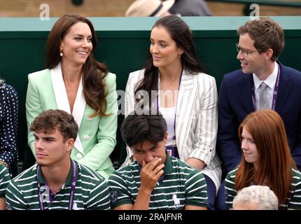 Prinzessin von Wales, zusammen mit Laura Robson (Zentrum), die Katie Boulter am zweiten Tag der Wimbledon-Meisterschaft 2023 im All England Lawn Tennis and Croquet Club in Wimbledon in Aktion gegen Daria Saville beobachtet. Bilddatum: Dienstag, 4. Juli 2023. Stockfoto