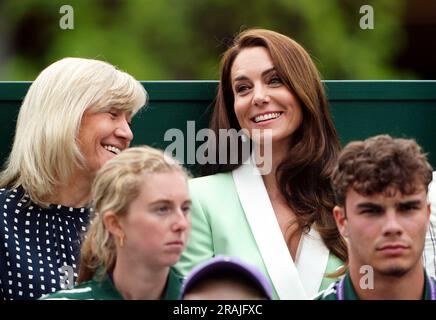 Die Prinzessin von Wales und Deborah Jevans beobachten Katie Boulter in Aktion gegen Daria Saville am zweiten Tag der Wimbledon Championships 2023 im All England Lawn Tennis and Croquet Club in Wimbledon. Bilddatum: Dienstag, 4. Juli 2023. Stockfoto