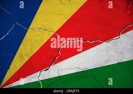 Ein Bild der Seychellen-Flagge an einer Wand mit einem Riss. Stockfoto