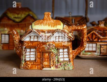 Kensington Oldtimer Teekanne Antique china Cottages auf Auktion, UK Stockfoto