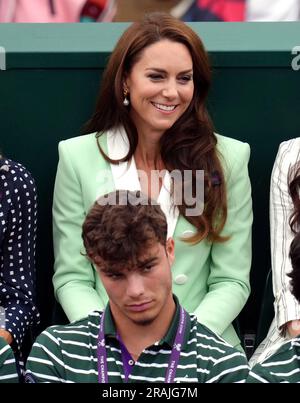 Die Prinzessin von Wales beobachtet Katie Boulter in Aktion gegen Daria Saville am zweiten Tag der Wimbledon Championships 2023 im All England Lawn Tennis and Croquet Club in Wimbledon. Bilddatum: Dienstag, 4. Juli 2023. Stockfoto